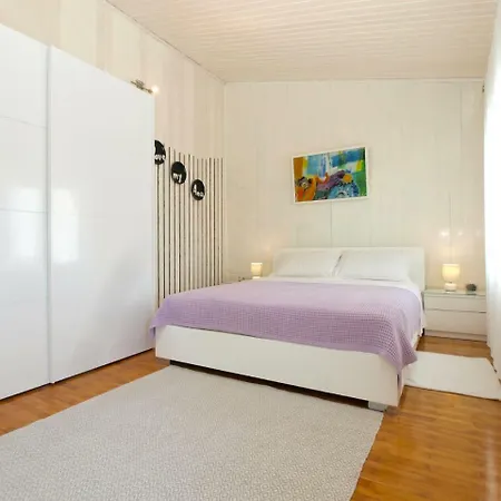 House Vinkuran 1823 Pola